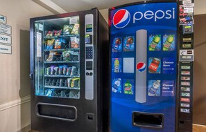 Zwei Automaten, einer mit Snacks und der andere mit Getränken, darunter Pepsi.