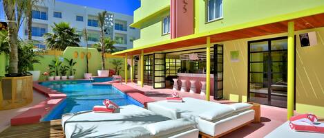 Außenpool, Liegestühle