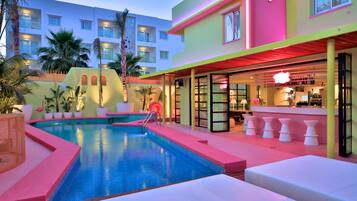 Een buitenzwembad en ligstoelen