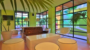 Cocktailbar, Blick auf den Pool, rund um die Uhr geöffnet