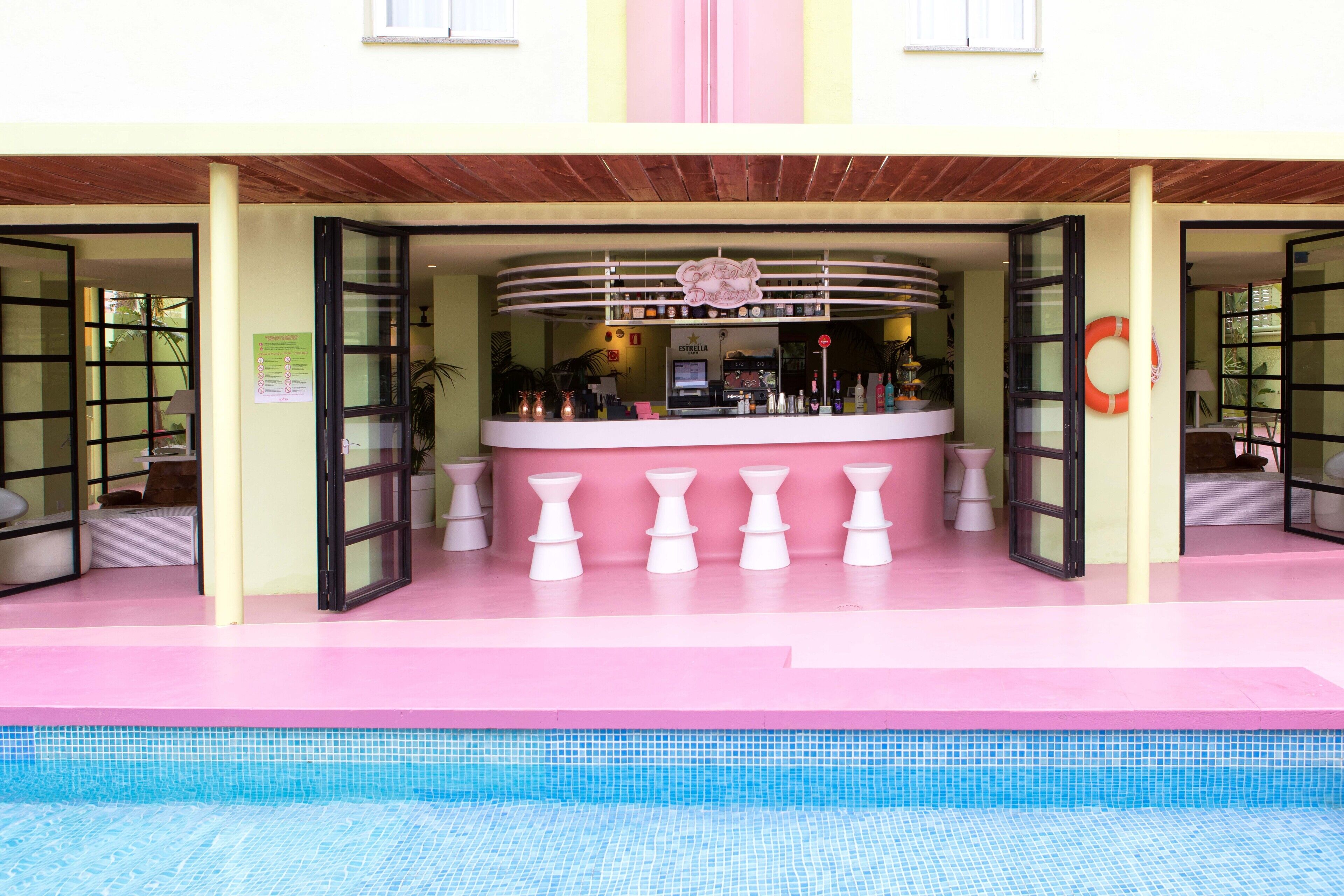 Cocktailbar, Blick auf den Pool, rund um die Uhr geöffnet