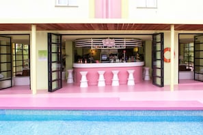 Bar de cocteles, con vista a la alberca, abre las 24 horas