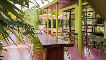 Desayuno buffet diario (EUR 18 por persona)