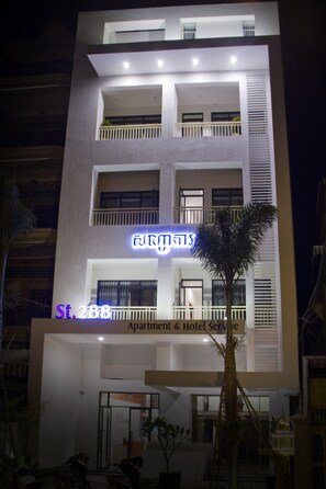 Front of property – evening/night - White Residence Hotel & Apartment (Phnom Penh)