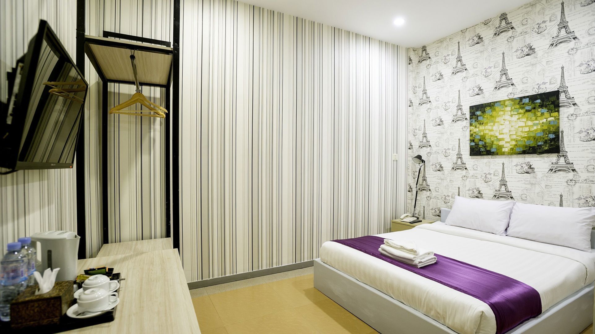 Minibar, in-room safe, free WiFi