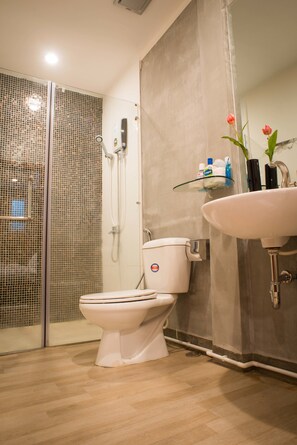 Shower, free toiletries, hair dryer, towels - White Residence Hotel & Apartment (Phnom Penh)
