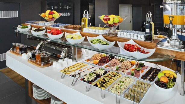 Een buffet met diverse gerechten en drankjes.