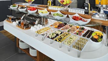 Daily full breakfast (EUR 25 per person)