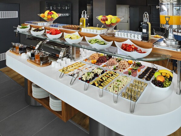 Daily full breakfast (EUR 25 per person) - Misa Hotel (Istanbul)