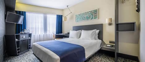 Minibar, vÀrdeförvaringsskÄp pÄ rummet och individuell inredning