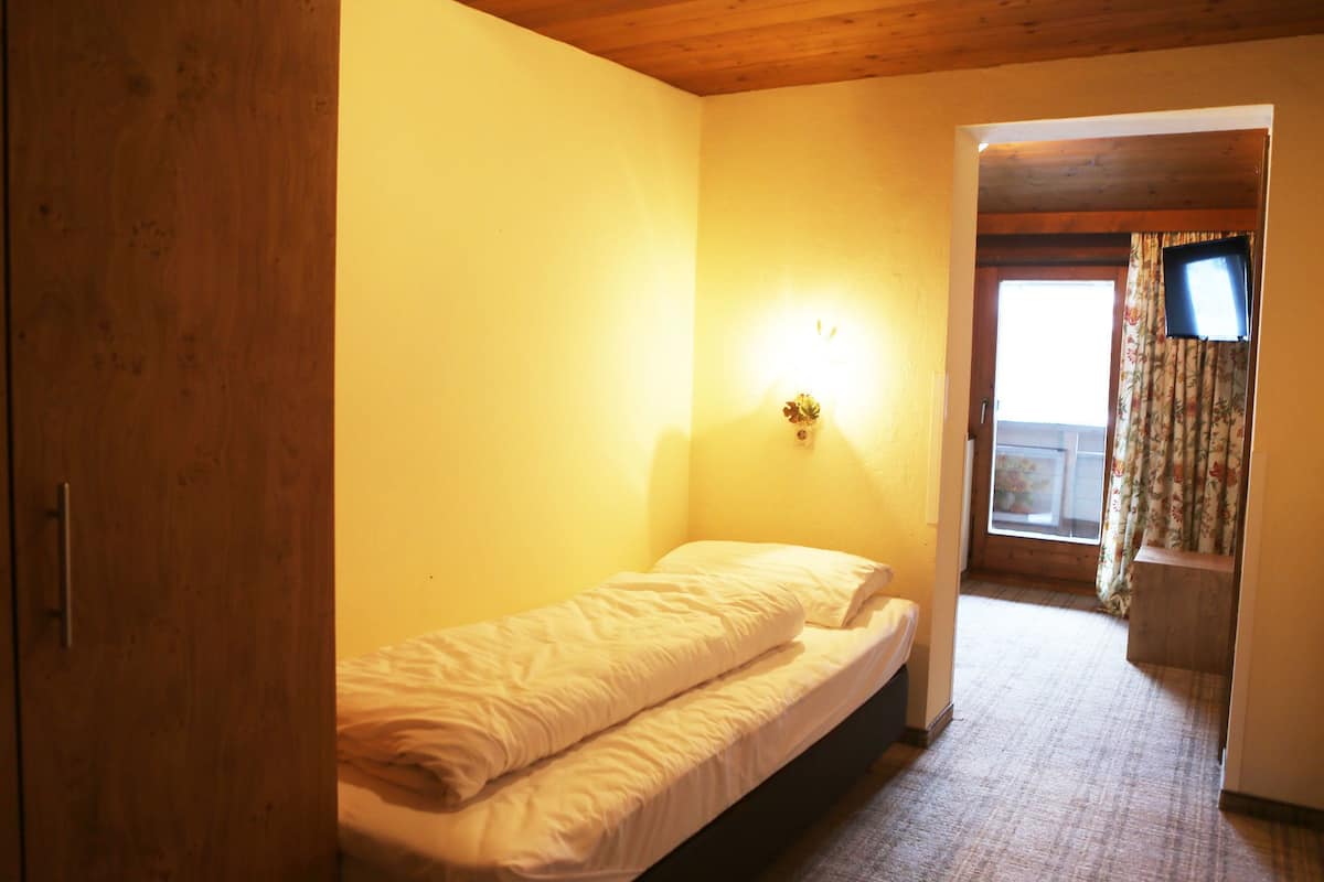 Economy Single Room, Mountain View | Hypo-allergenic bedding, free WiFi, bed sheets