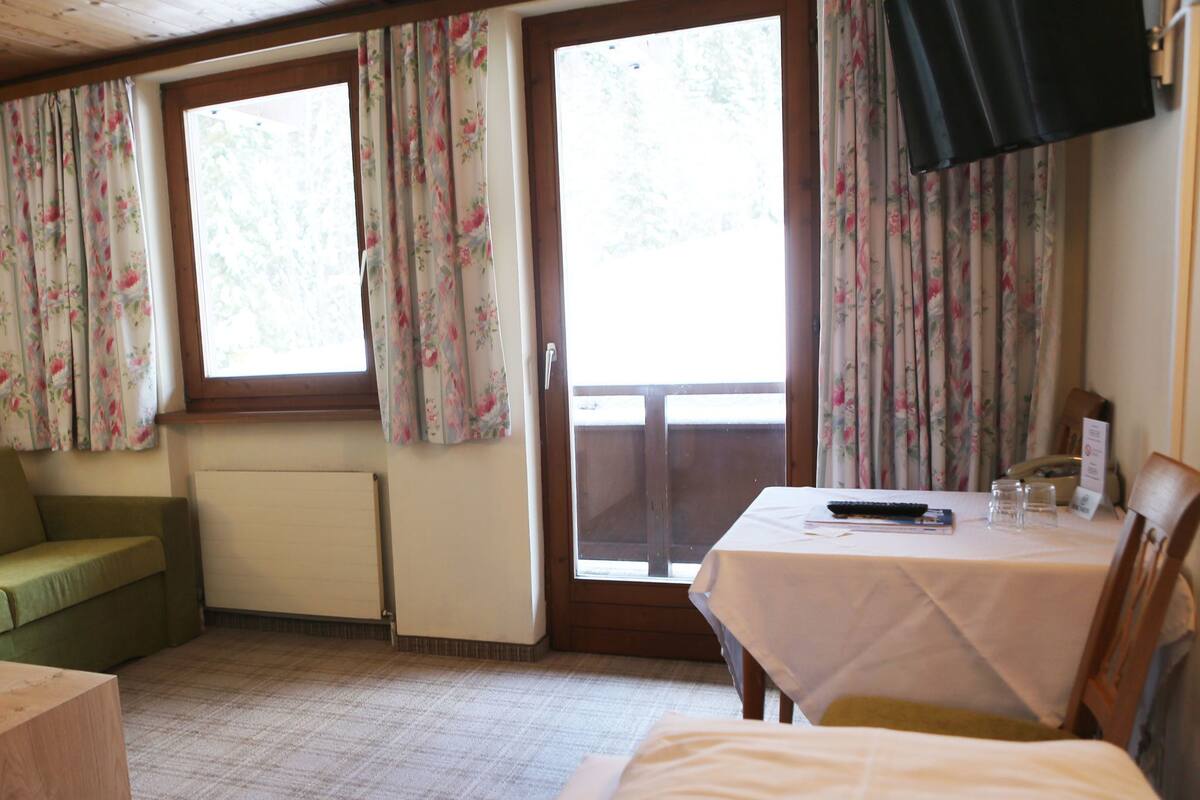 family room, mountain view (comfort) | spa reception | body treatments, hot stone massages, swedish massages, sports massages