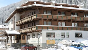 Un edificio de varios pisos con balcones y un cartel que indica que es una pensión llamada "Madseiterhof".