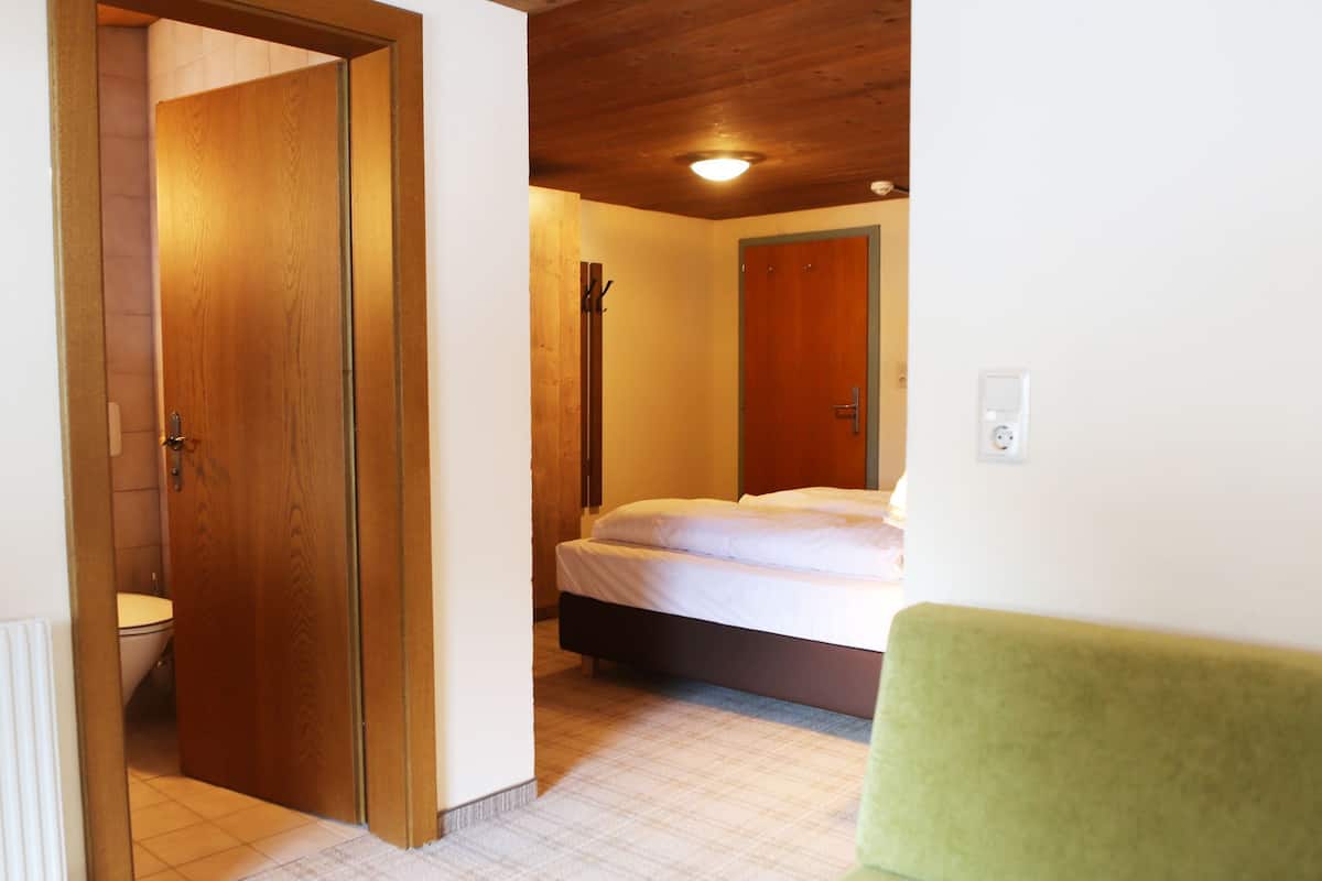 Family Room | Hypo-allergenic bedding, free WiFi, bed sheets