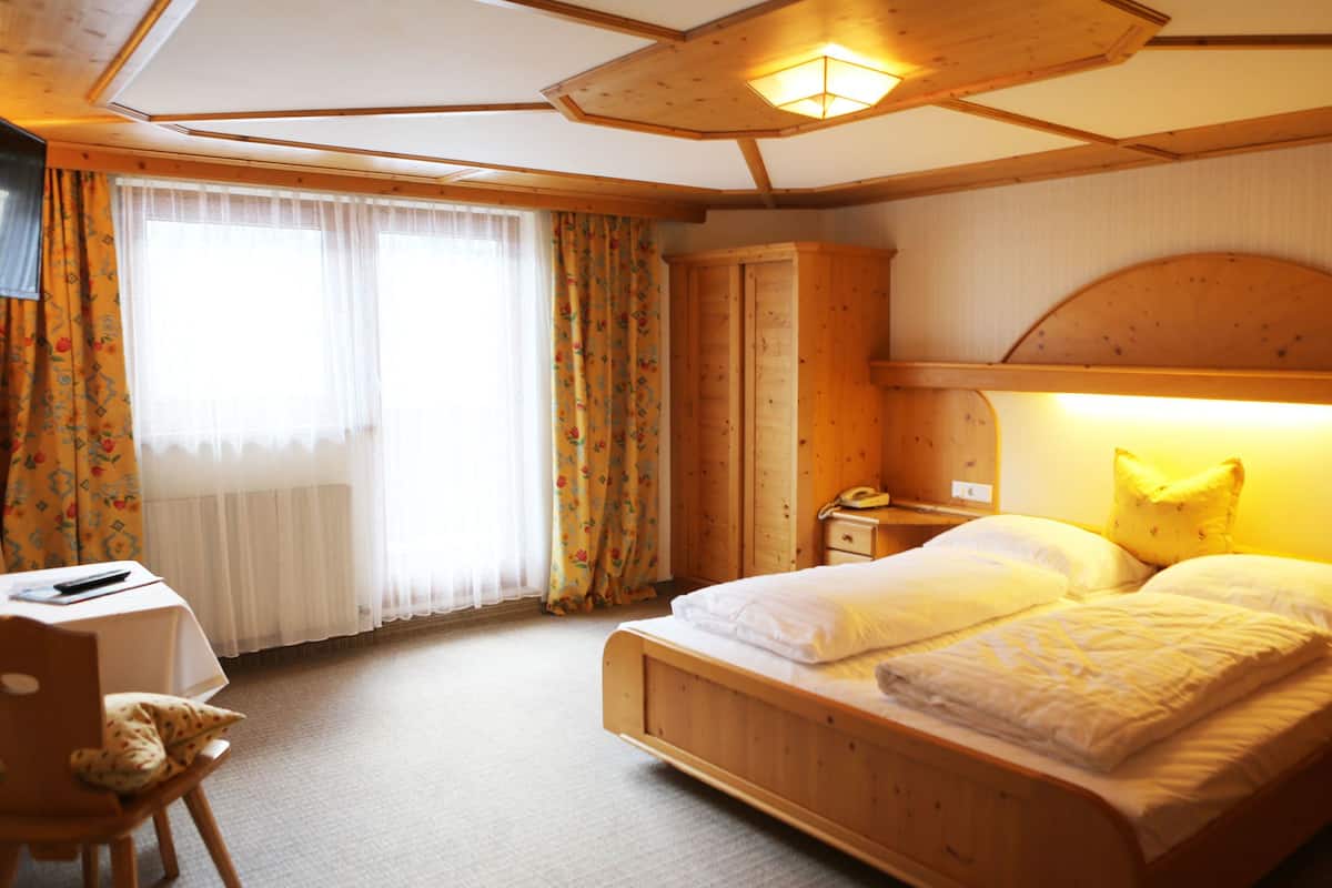 double room, mountain view | hypo-allergenic bedding, free wifi, bed sheets