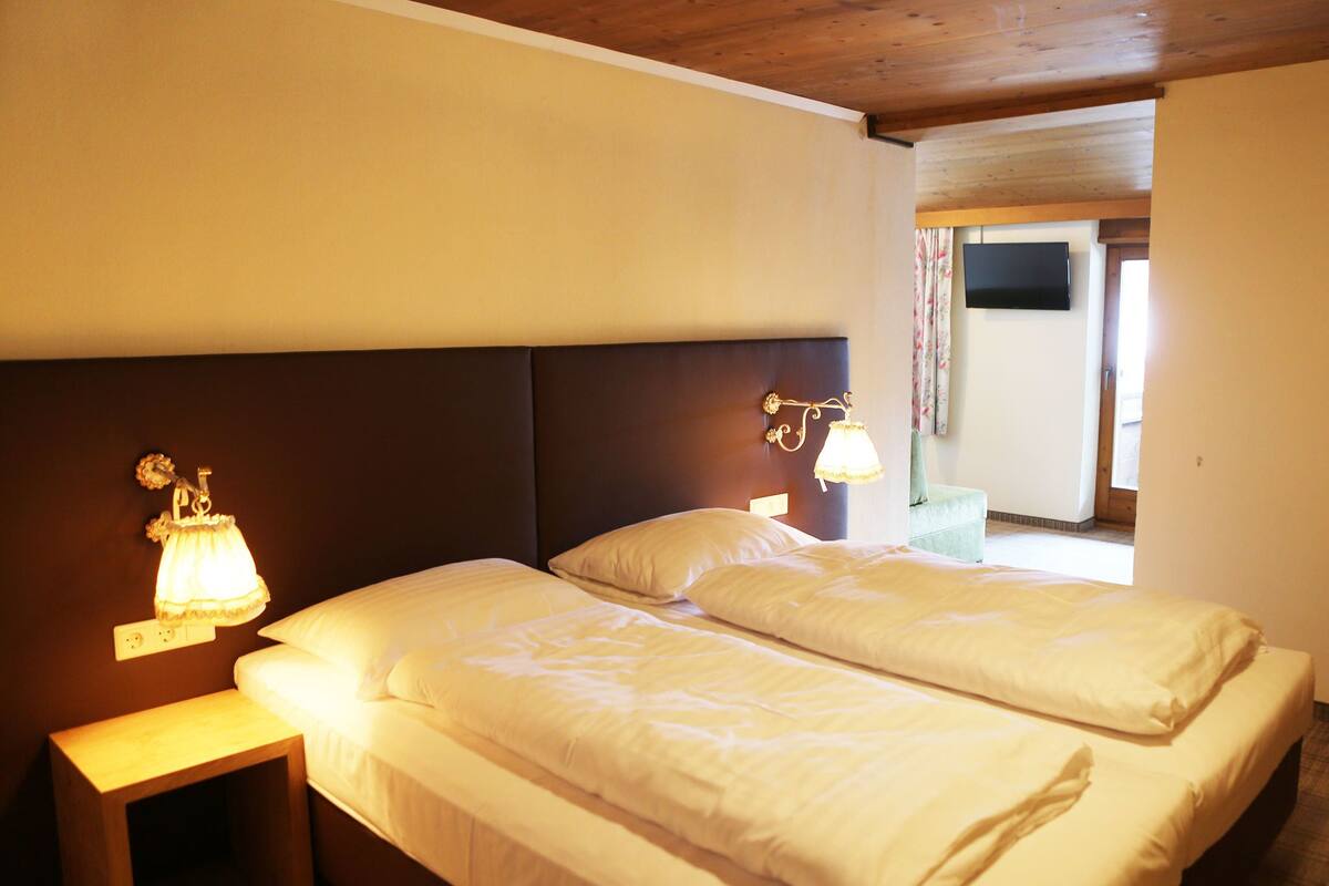 family room | hypo-allergenic bedding, free wifi, bed sheets