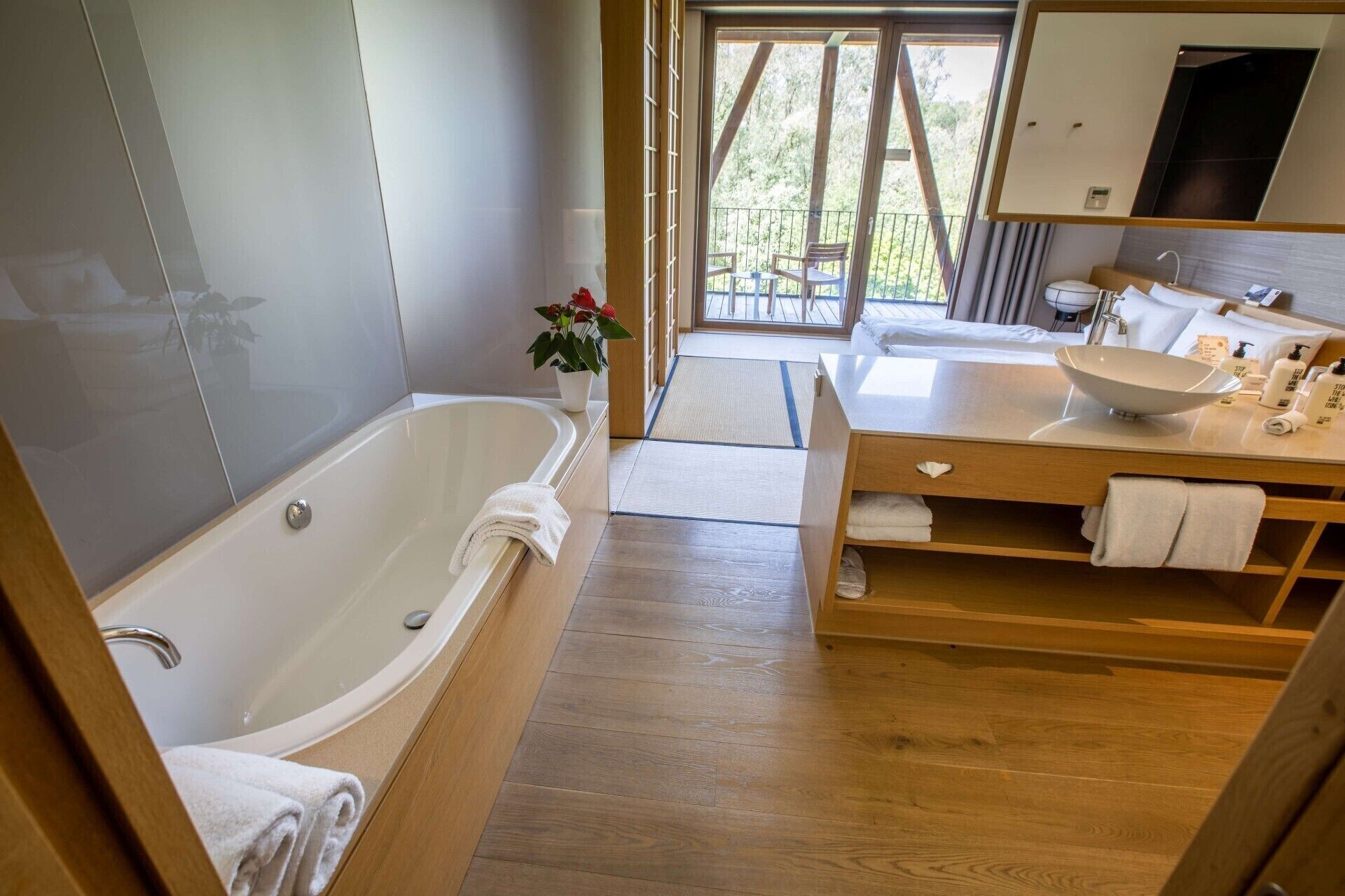 suite (japan) | deep-soaking bathtub