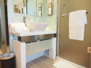 Executive King Room | Bathroom | Shower, hair dryer, slippers, towels - M1 Hotel (Kowloon)