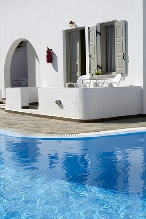 Seasonal outdoor pool, sun loungers - Nissos Thira Hotel (Santorini)