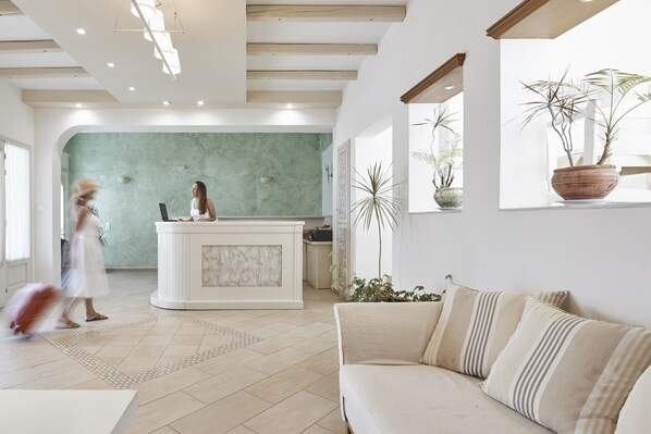 Lobby sitting area - Nissos Thira Hotel (Santorini)