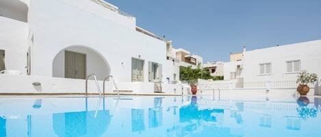 Piscine extérieure (ouverte en saison), chaises longues