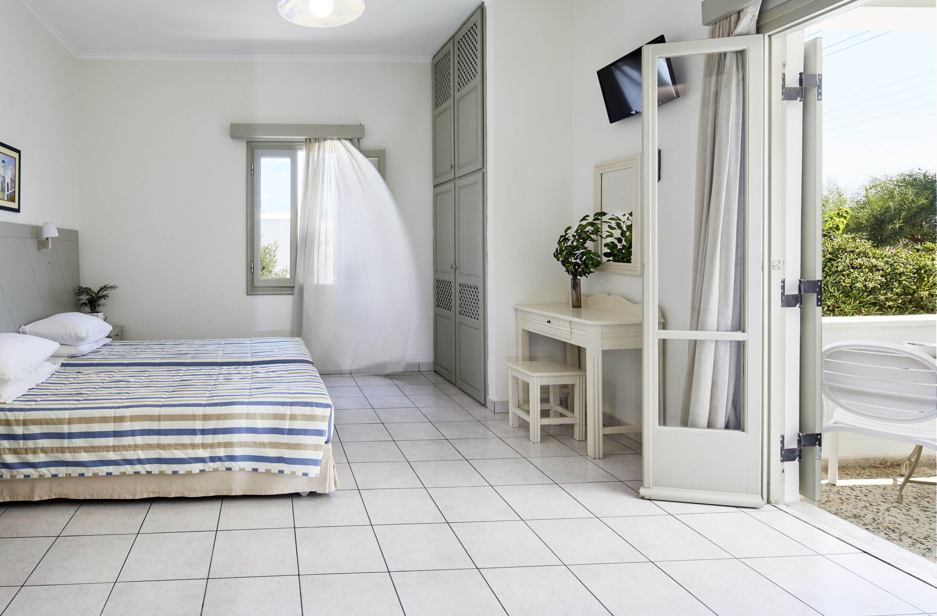 standard room | minibar, in-room safe, individually decorated, individually furnished