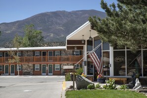 Vista frontal de la propiedad