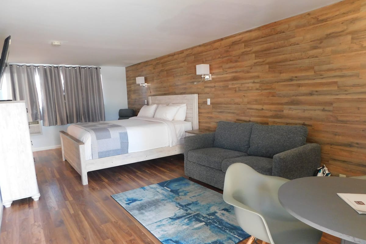 Aspen Suite | 2 bedrooms, pillowtop beds, desk, laptop workspace