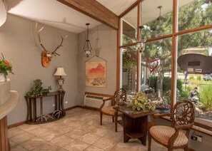 Lobby sitting area - Silver Ridge Lodge (Salida)