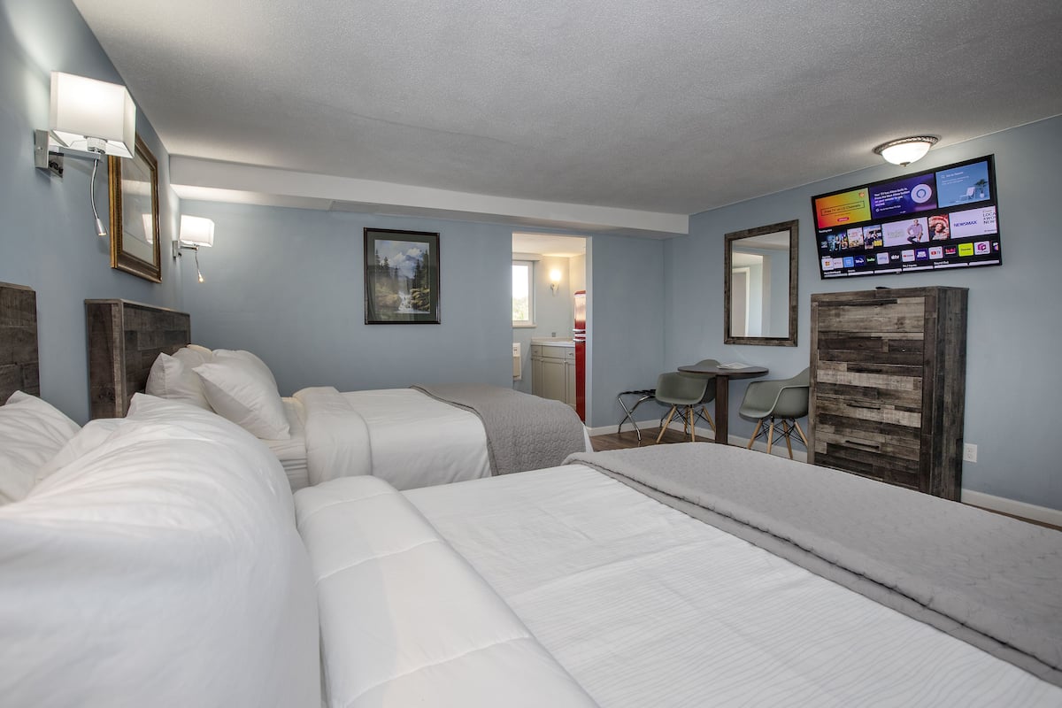 2 bedrooms, pillowtop beds, desk, laptop workspace