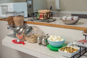 Free daily full breakfast  - Silver Ridge Lodge (Salida)