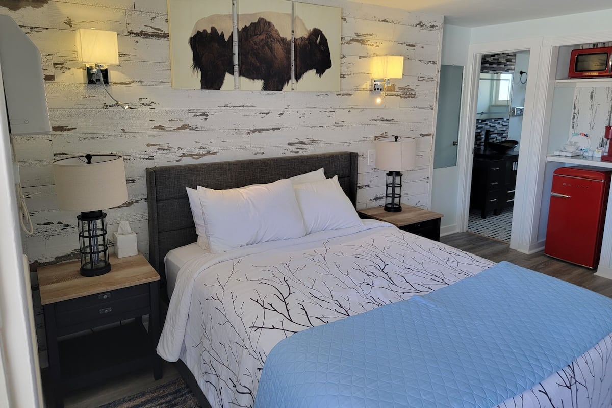 Courtyard Queen | 2 bedrooms, pillowtop beds, desk, laptop workspace