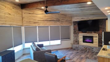 Keystone King Suite | Living area | 55-inch Smart TV with cable channels, TV, Netflix