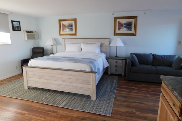 Familiestudio-suite | Senge med topmadrasser, skrivebord, arbejdsområde til bærbare computere