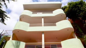 A multi-story building with balconies and windows. - Viva Maria Apartments (Playa del Carmen)