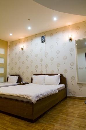 Chambre Triple Deluxe | Minibar, coffres-forts dans les chambres, bureau, Wi-Fi gratuit