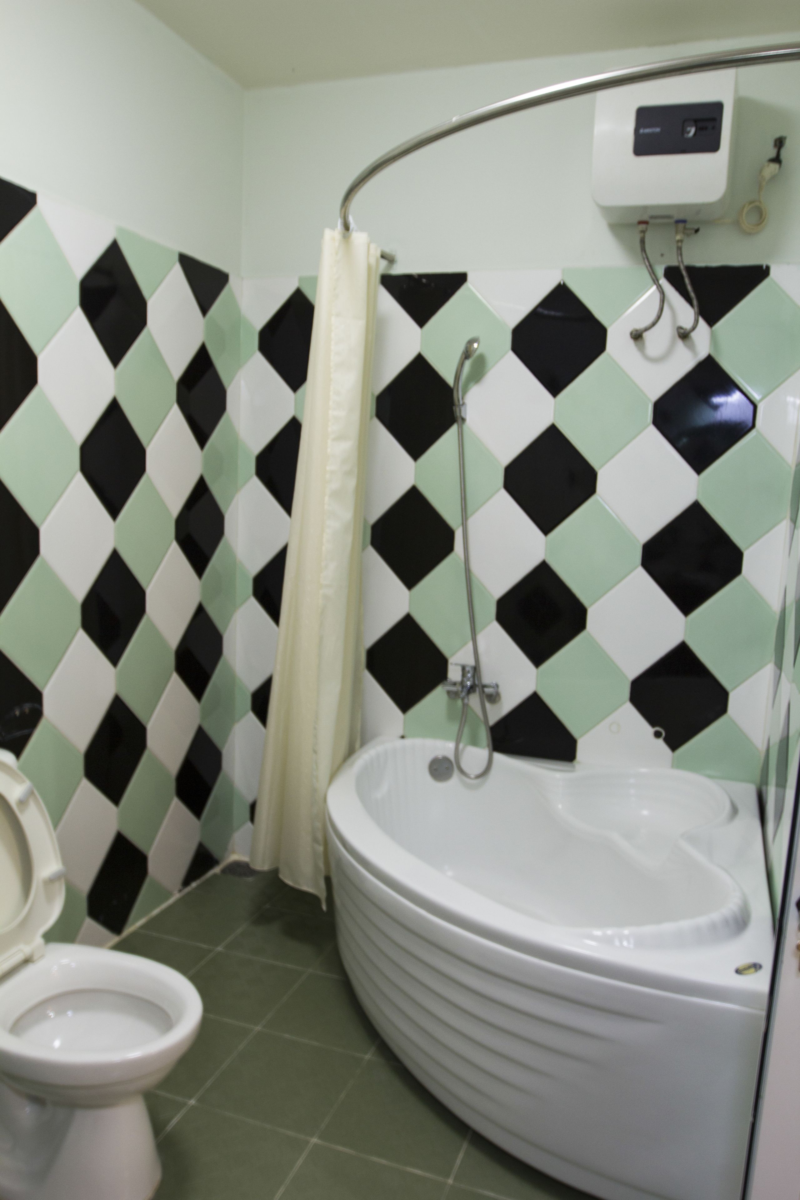 deluxe triple room | bathroom | bathtub, free toiletries, hair dryer, slippers