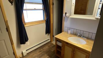 Single Room, 1 King Bed, Non Smoking, Ground Floor | Memory foam beds, individually decorated, individually furnished