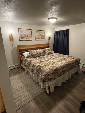 Single Room, 1 King Bed, Non Smoking, Ground Floor | Memory foam beds, individually decorated, individually furnished