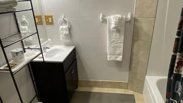 Single Room, 1 Queen Bed, Non Smoking, Ground Floor | Bathroom | Free toiletries, hair dryer, towels, soap