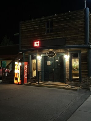 Front of property - evening/night - Rio Grande Motel (Monte Vista)