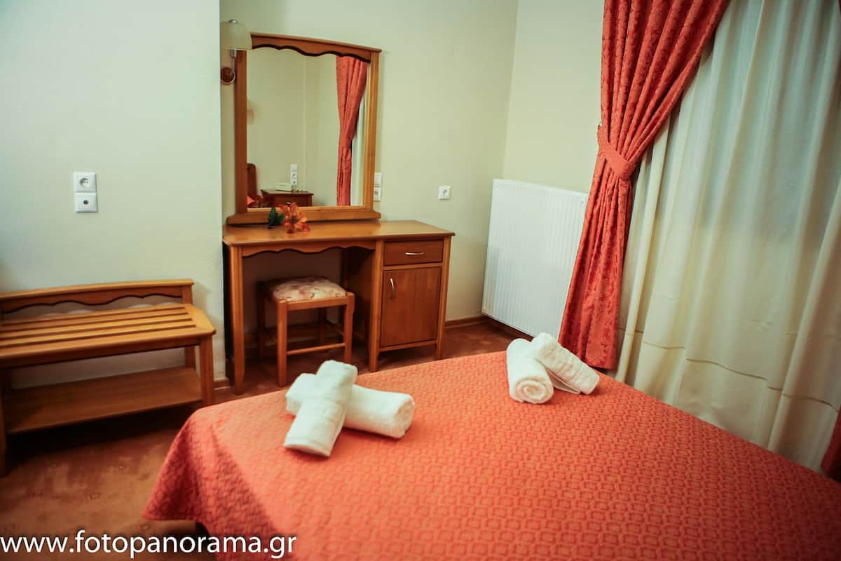 Kamar Double Standar | Seprai premium, selimut bulu angsa, brankas, dan meja kerja