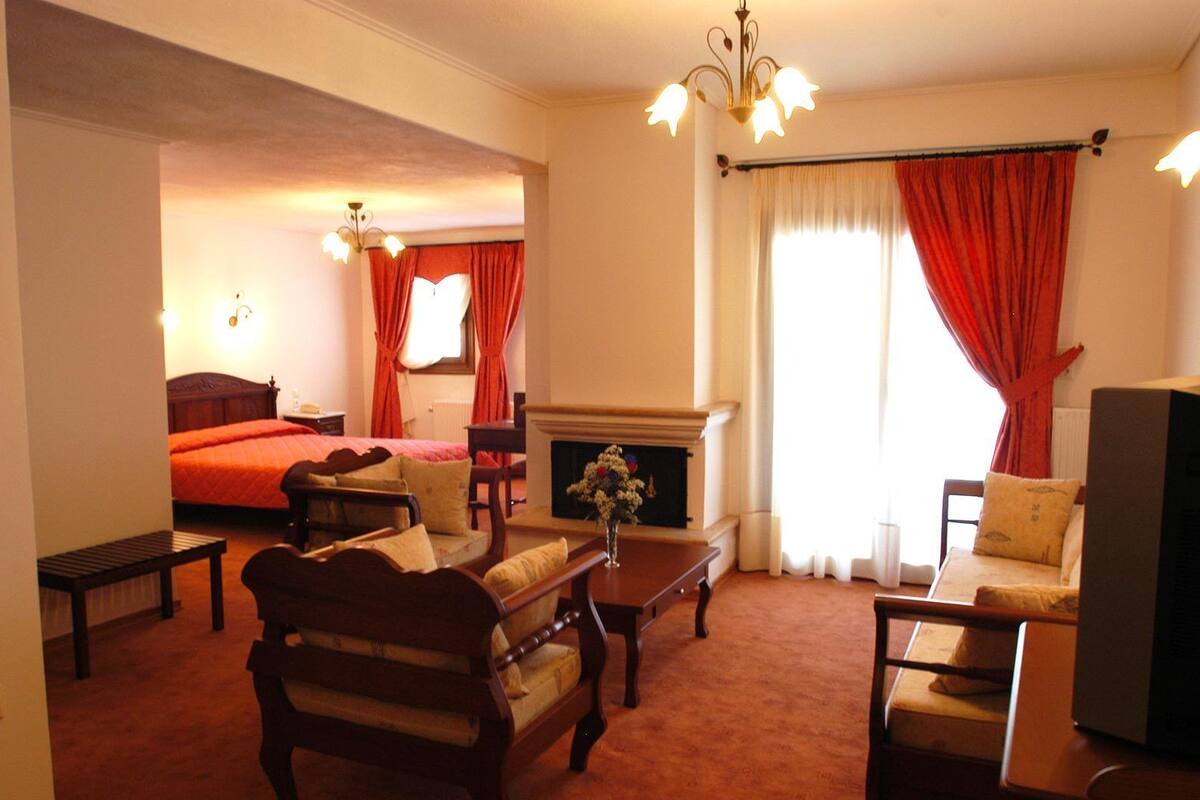 executive studio suite | living area | flat-screen tv