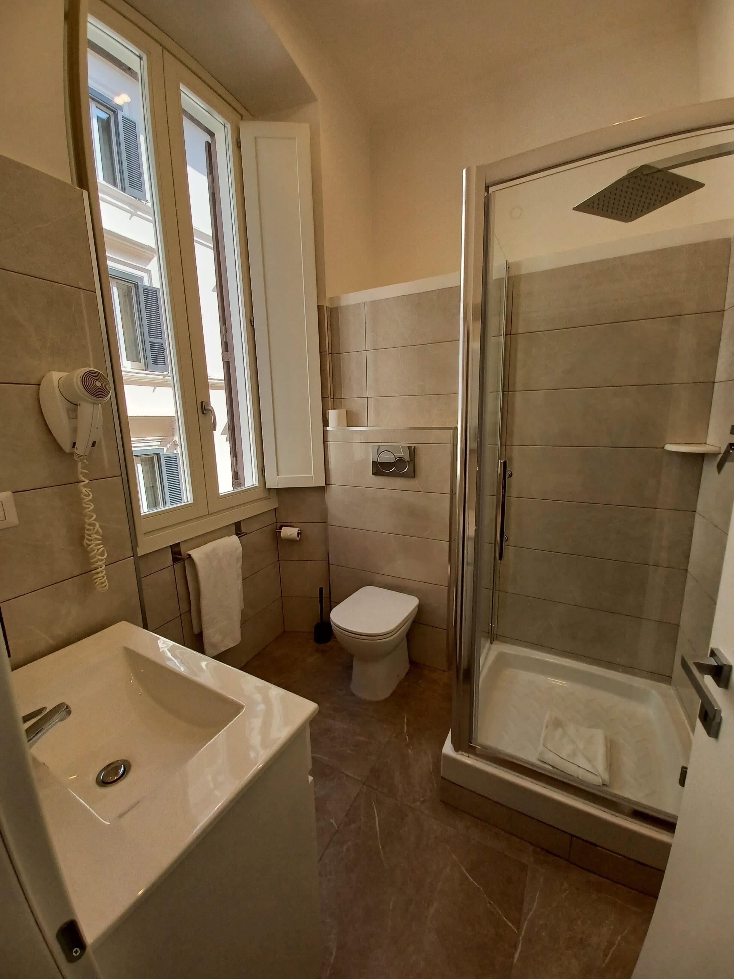 standard double room | bathroom | shower, free toiletries, hair dryer, bidet