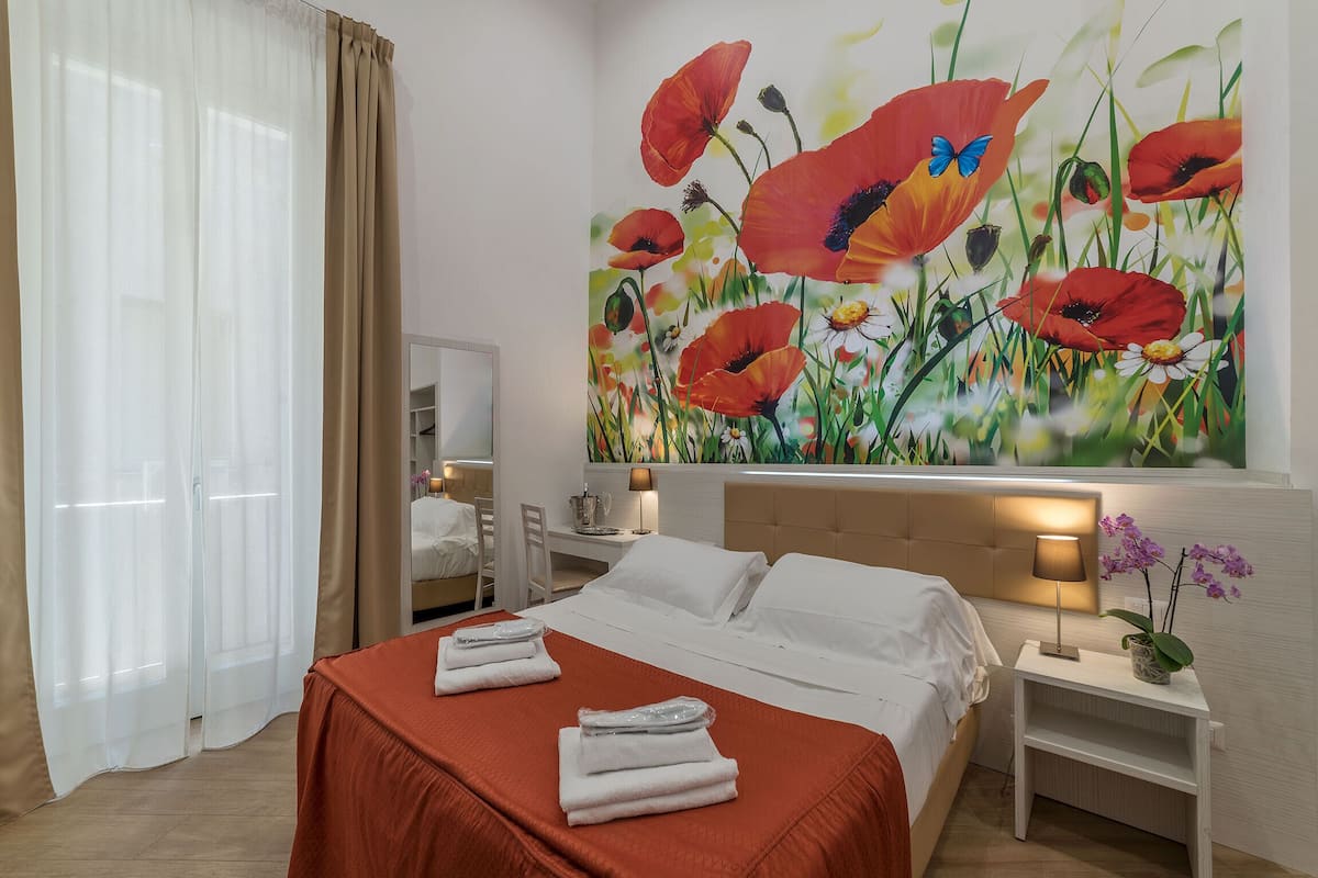 2 slaapkamers, luxe beddengoed, een minibar, een bureau
