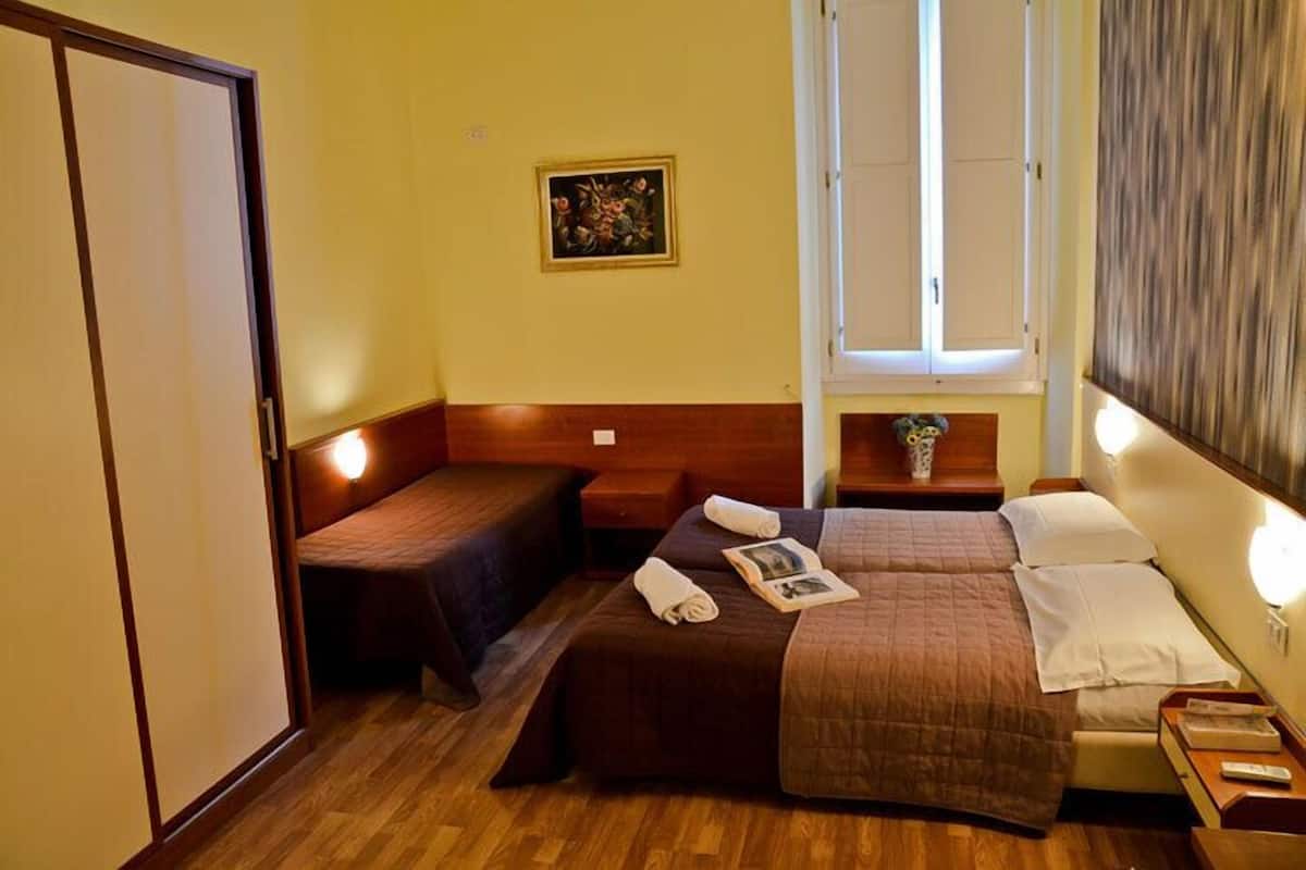 Standaard driepersoonskamer | 2 slaapkamers, luxe beddengoed, een minibar, een bureau