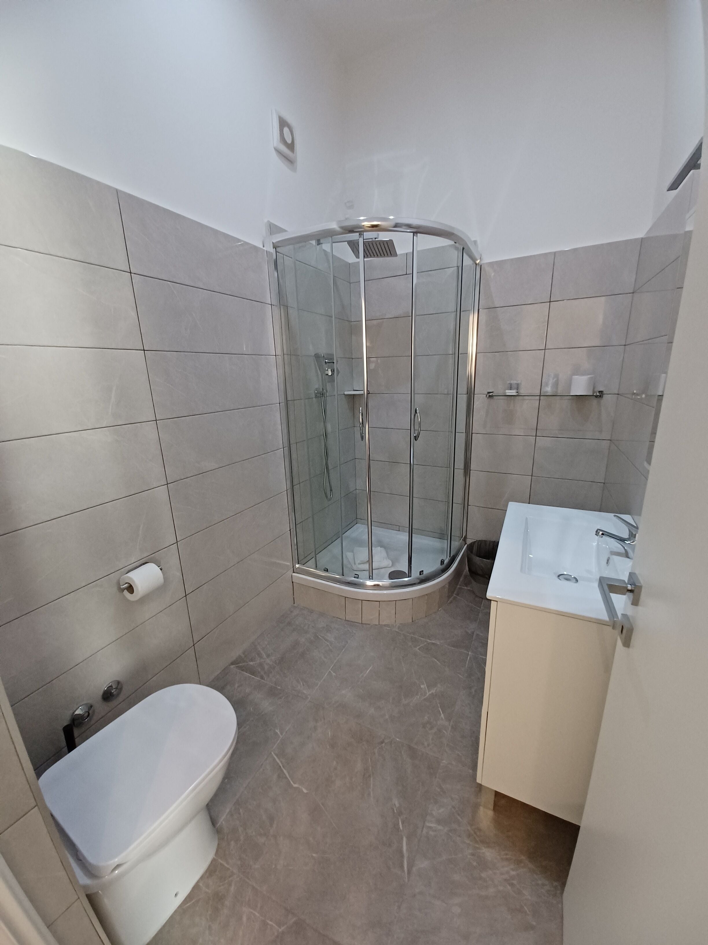 standard double room | bathroom | shower, free toiletries, hair dryer, bidet
