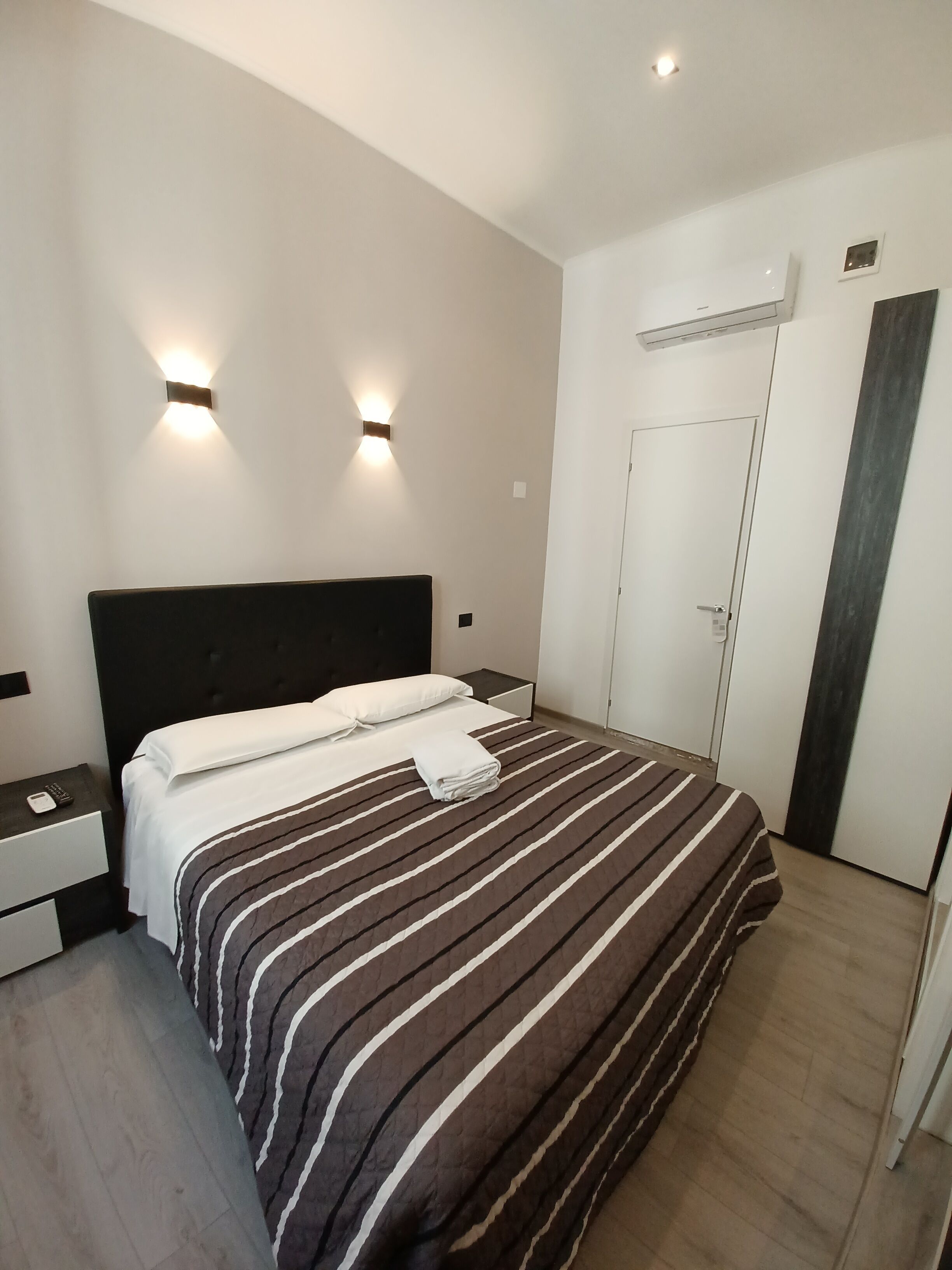 standard double room | 2 bedrooms, premium bedding, minibar, desk