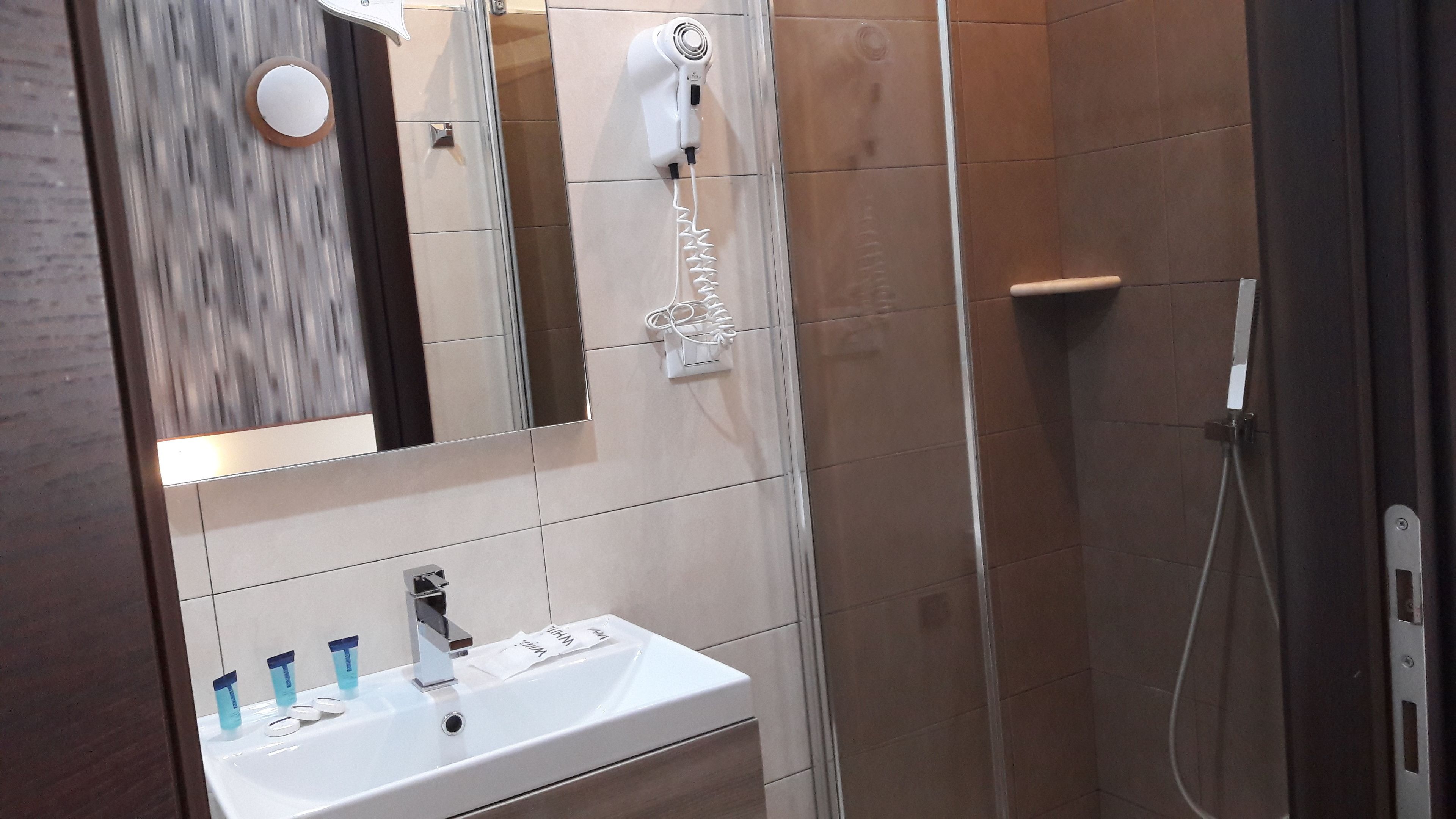 standard quadruple room | bathroom | shower, free toiletries, hair dryer, bidet