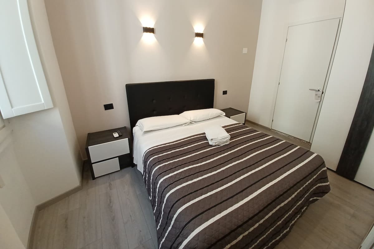Standaard tweepersoonskamer | 2 slaapkamers, luxe beddengoed, een minibar, een bureau